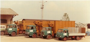 foto d'epoca dei camion per il ritiro della carta usata per l'anniversario trevisan